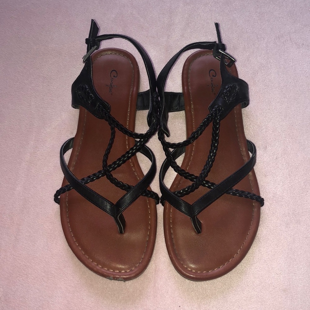 Curfew | sandals with an adorable strap design!